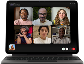 iPad Air, bevestigd aan Magic Keyboard, kleur Zwart, FaceTime-groepsgesprek op het scherm