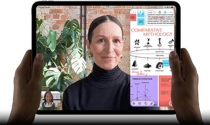 Vooraanzicht van iPad Pro, horizontale stand, kleur spacezwart, afgeronde hoeken, zwarte rand rond het display, handen houden de linker- en rechterkant vast, display toont een FaceTime-gesprek dat live wordt vertaald en een educatieve app met een presentatie van ‘Comparative Mythology’ met tekst, diagrammen en handgeschreven notities
