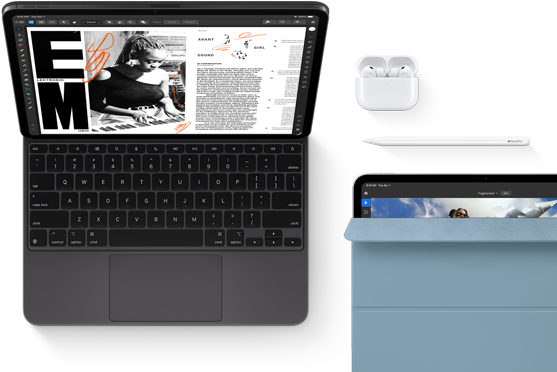 Vooraanzicht van iPad Pro bevestigd aan Magic Keyboard, spacezwart, afgeronde hoeken, zwarte rand rond display, opengeklapt, display met een app om artikelen te bewerken met tekst en een foto van een vrouw die muziek afspeelt, AirPods 4 in een geopende case, blauwe Smart Folio-cover om iPad Pro met Apple Pencil Pro die op het device ligt, cover is deels opengeklapt en laat het display zien