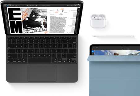 Vooraanzicht van iPad Pro bevestigd aan Magic Keyboard, spacezwart, afgeronde hoeken, zwarte rand rond display, opengeklapt, display met een app om artikelen te bewerken met tekst en een foto van een vrouw die muziek afspeelt, AirPods 4 in een geopende case, blauwe Smart Folio-cover om iPad Pro met Apple Pencil Pro die op het device ligt, cover is deels opengeklapt en laat het display zien