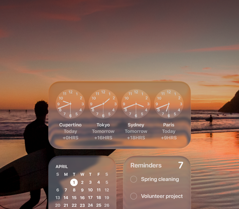 Liquid Glass-widgets Klok, Agenda, Herinneringen en Weer op een macOS Tahoe-scherm op een afbeelding van een surfer die bij zonsondergang op het strand loopt