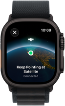 Apple Watch Ultra 3, kleur zwart, kast van titanium, tekst ‘Blijf richten op satelliet’ boven de aarde met locatie op het display, bandje, Alpine-bandje